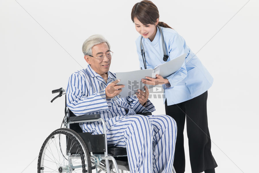 女医护人员照顾坐轮椅的老人图片素材免费下载