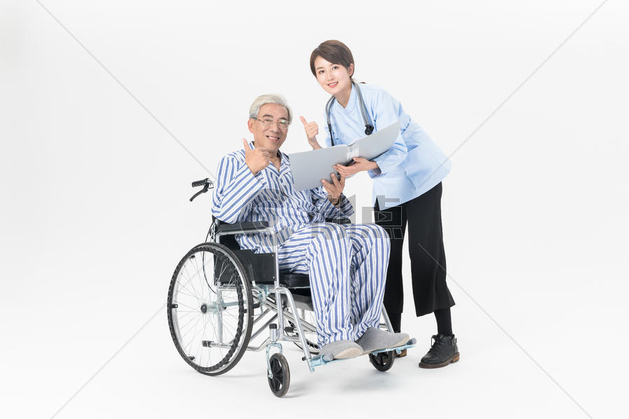 医护人员照顾坐轮椅的老人图片素材免费下载
