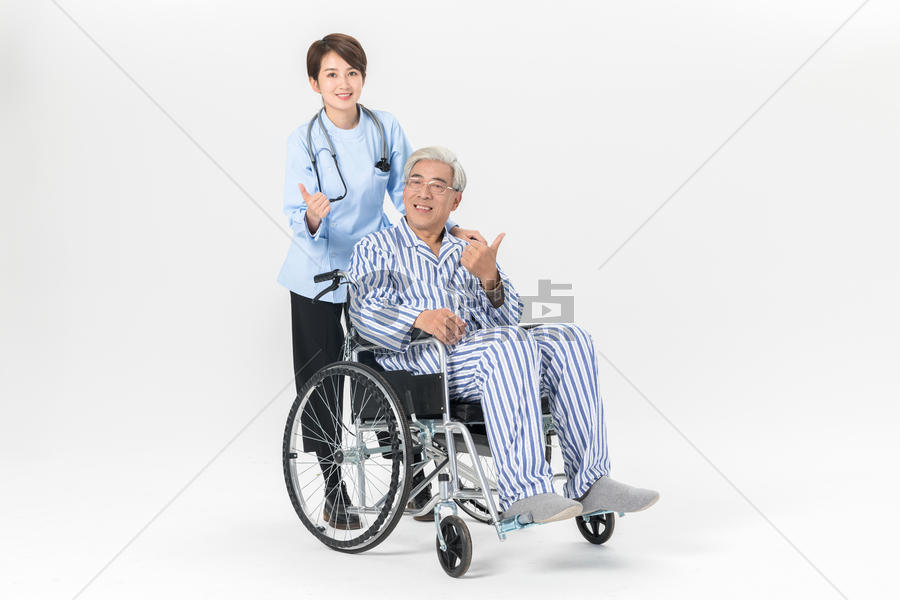 女医护照顾坐轮椅的老人图片素材免费下载