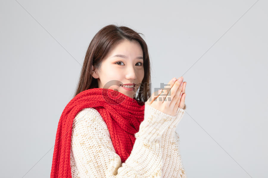 冬季女性取暖形象图片素材免费下载