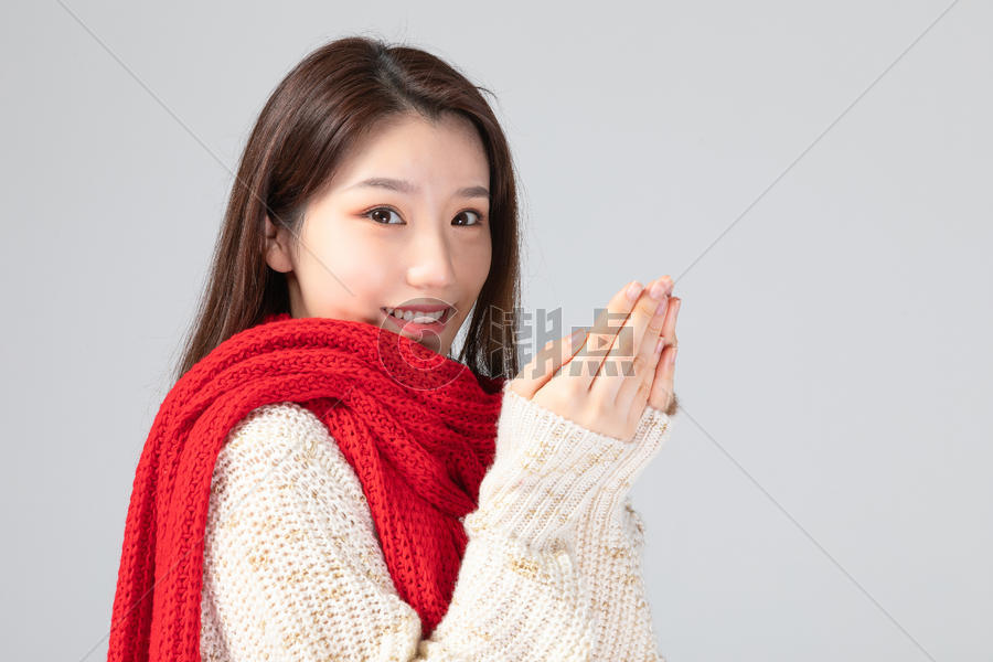 冬季女性取暖形象图片素材免费下载
