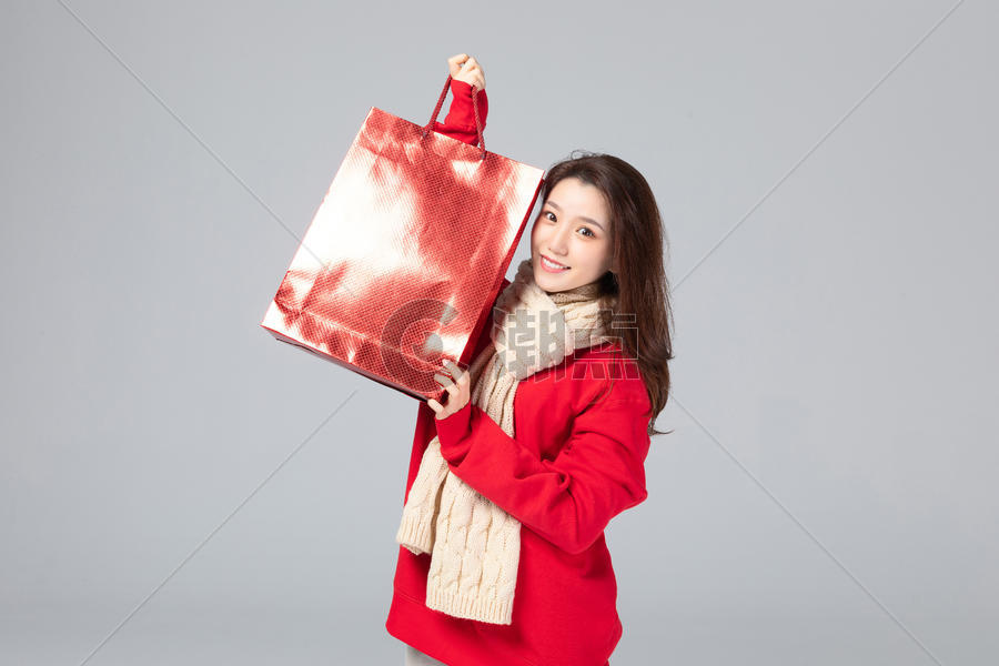 冬季女性购物棚拍形象图片素材免费下载