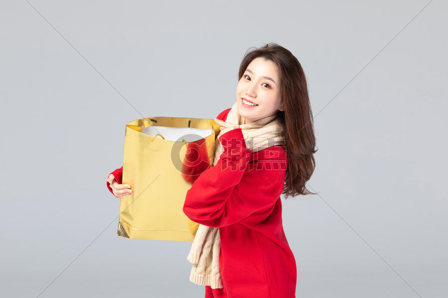 女生抱着购物袋图片素材免费下载