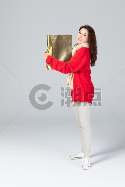 女生抱着购物袋图片素材免费下载