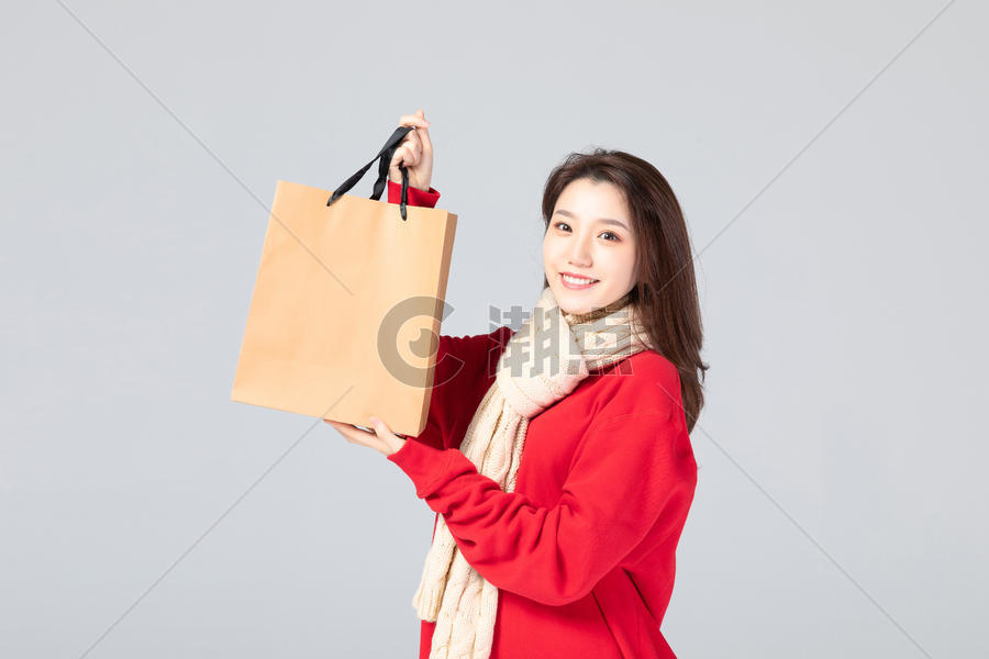 女性手拎纸袋形象图片素材免费下载