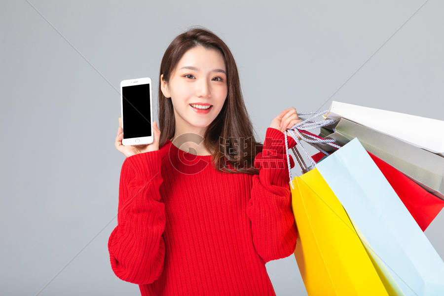购物女性拿着手机图片素材免费下载