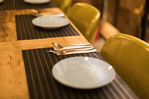 西餐厅餐盘刀叉餐具图片素材免费下载
