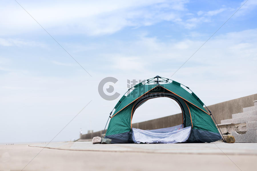蓝天下的帐篷图片素材免费下载