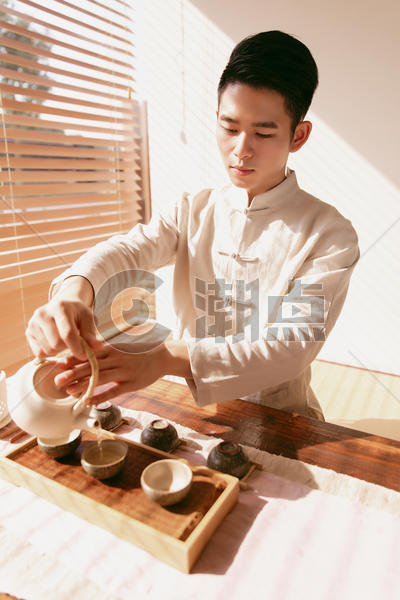 茶艺师倒茶图片素材免费下载