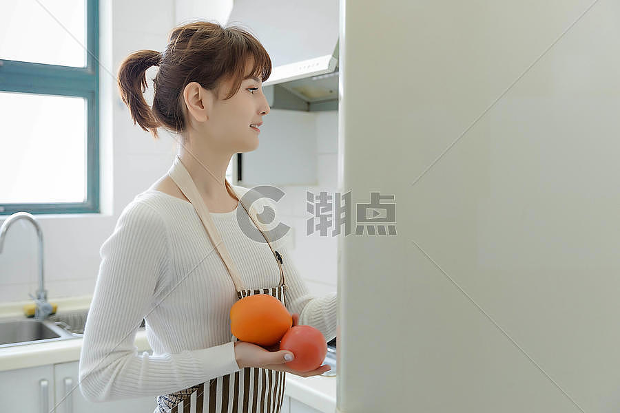 从冰箱里拿蔬果的家庭主妇图片素材免费下载