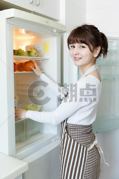 从冰箱里拿果蔬的家庭主妇图片素材免费下载