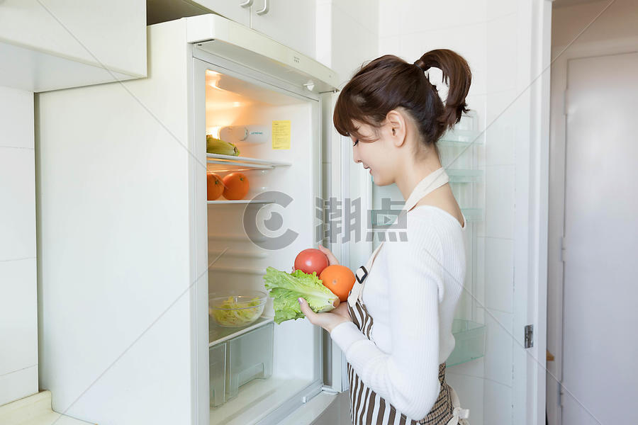 从冰箱里拿果蔬的家庭主妇图片素材免费下载