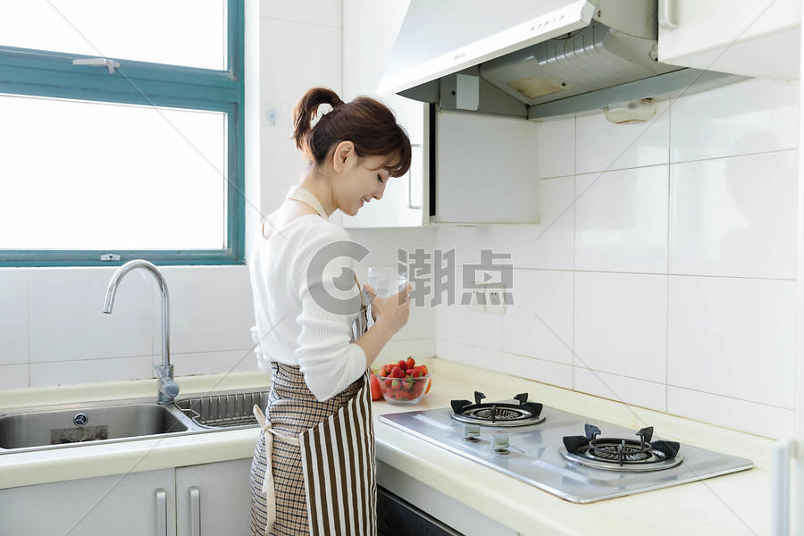 厨房里喝水的家庭主妇图片素材免费下载