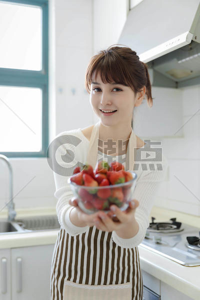 厨房里吃草莓的女性图片素材免费下载