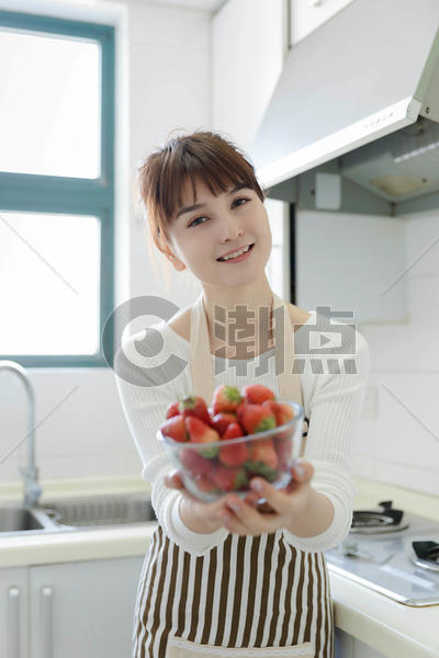厨房里吃草莓的女性图片素材免费下载