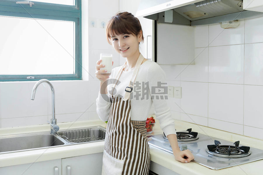 厨房里喝牛奶的女性图片素材免费下载