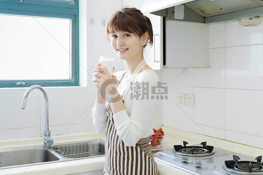 厨房里喝牛奶的女性图片素材免费下载