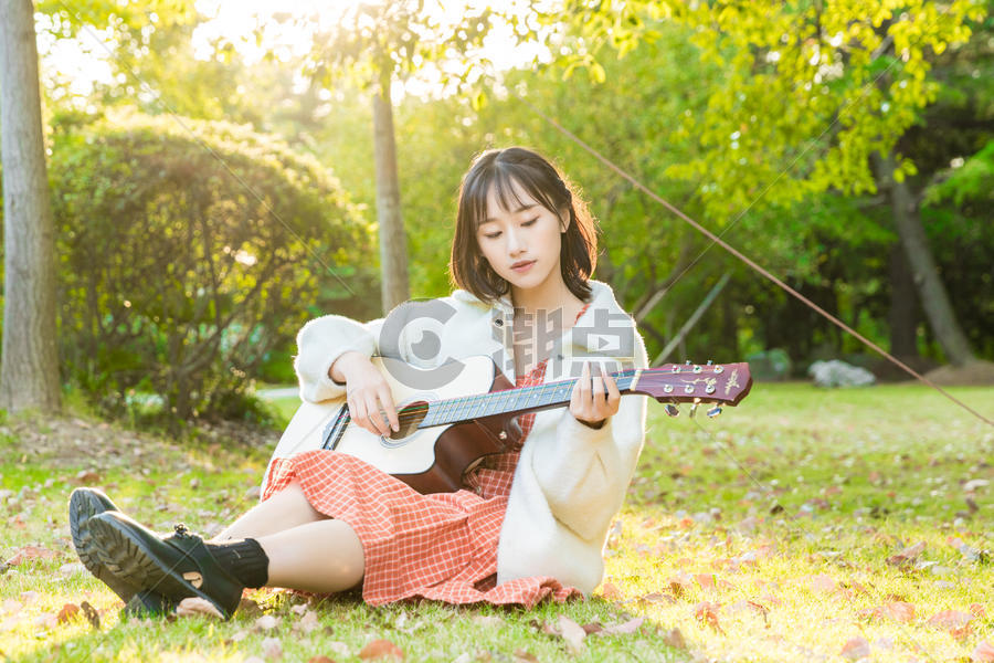 文艺女生弹吉他图片素材免费下载