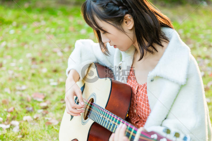 文艺女生弹吉他图片素材免费下载