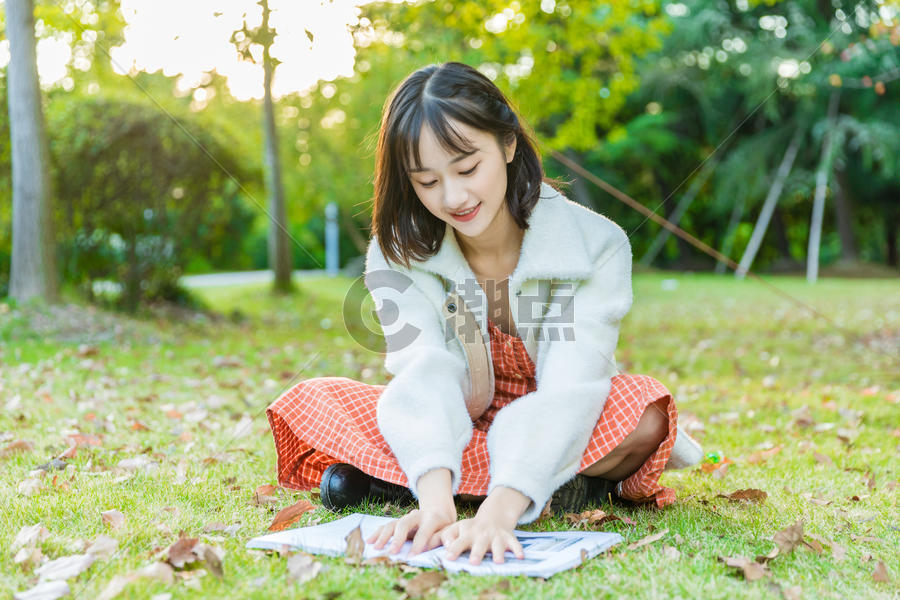 文艺女性草坪阅读图片素材免费下载