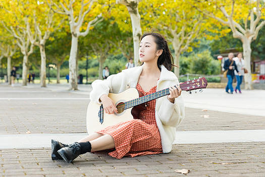 文艺女性弹吉他图片素材免费下载
