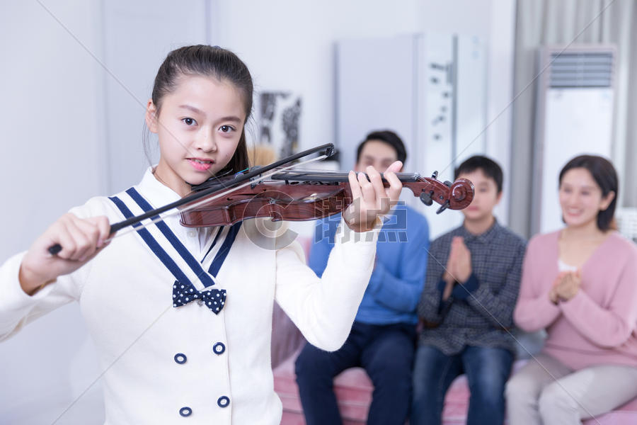 小女孩与家人拉小提琴图片素材免费下载