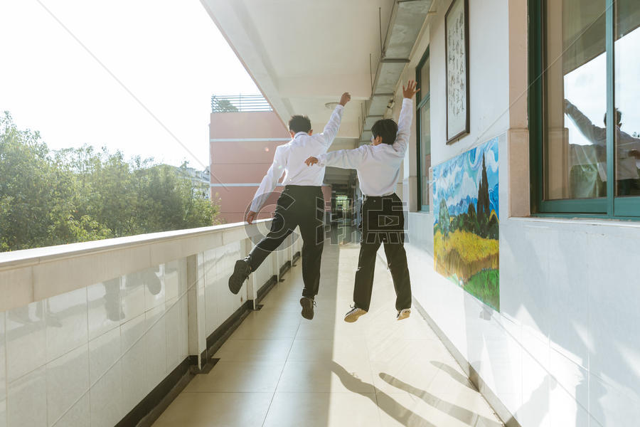 教室走廊跳跃的学生图片素材免费下载