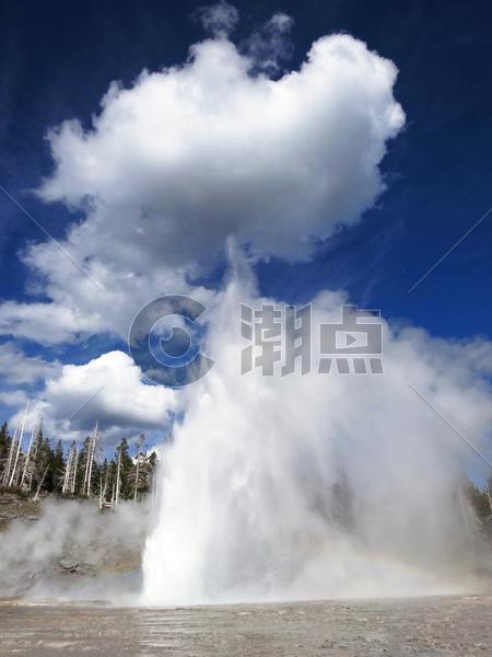 美国黄石国家公园喷泉接白云图片素材免费下载