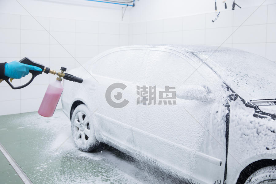 洗车店喷洒肥皂泡图片素材免费下载