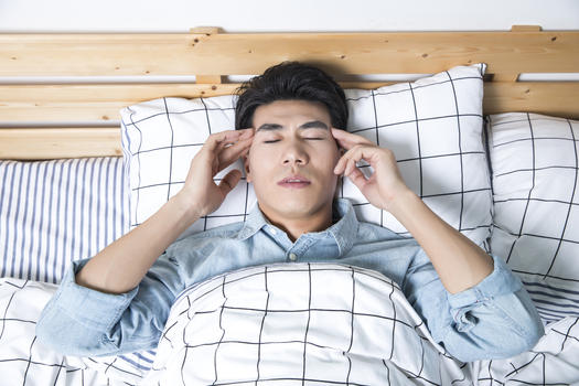 青年男性睡觉头疼图片素材免费下载
