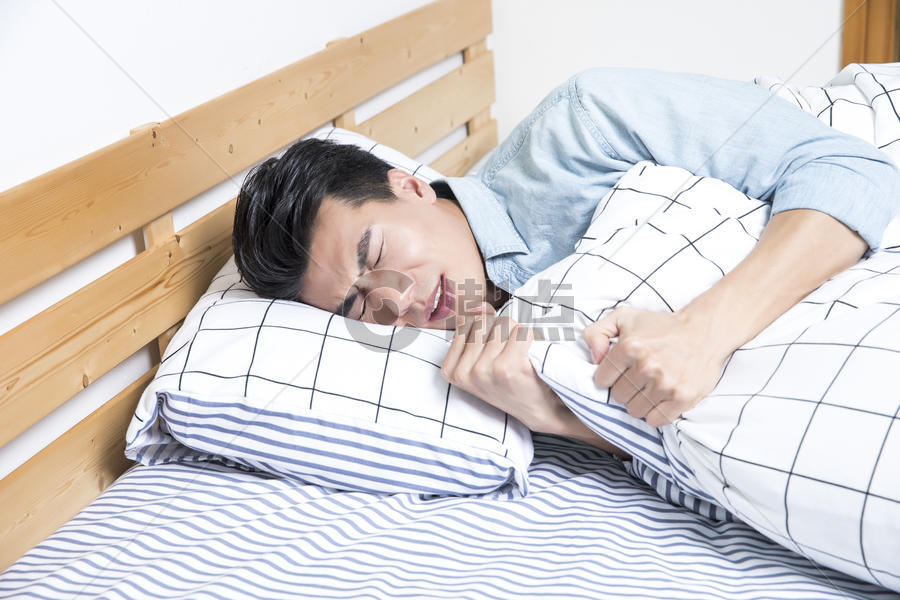 青年男性睡觉头疼图片素材免费下载