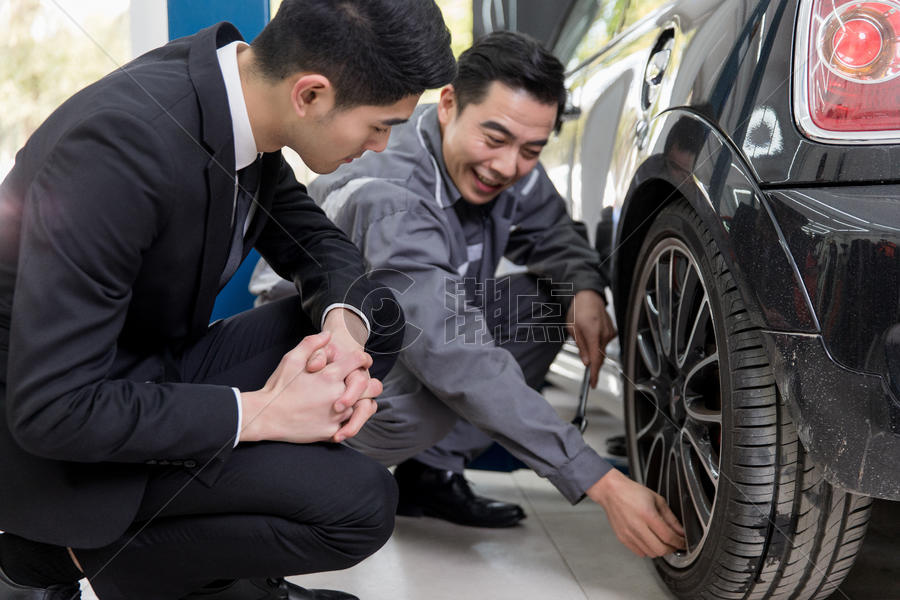 修理工人检查汽车轮胎图片素材免费下载