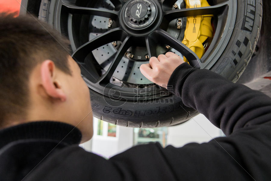 修理工人检查汽车轮胎图片素材免费下载