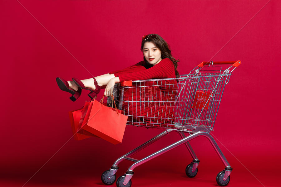 购物节女生坐在购物车里图片素材免费下载