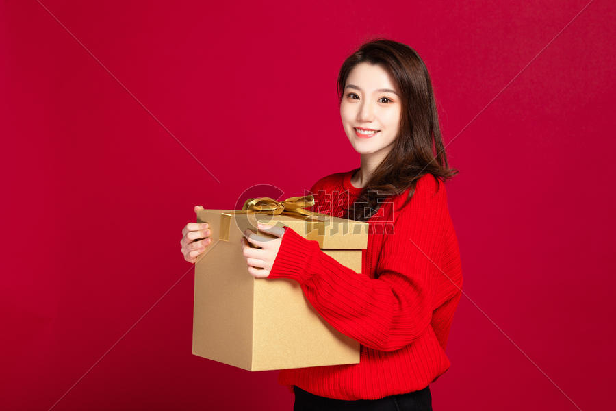妇女节女生抱着礼盒图片素材免费下载