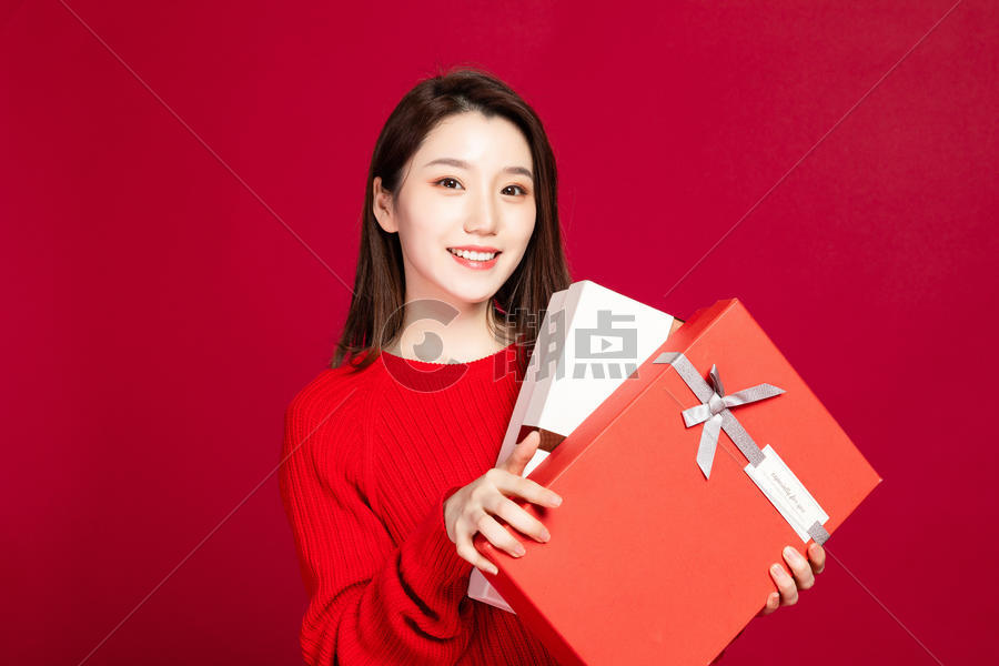 女生拿着礼物盒图片素材免费下载