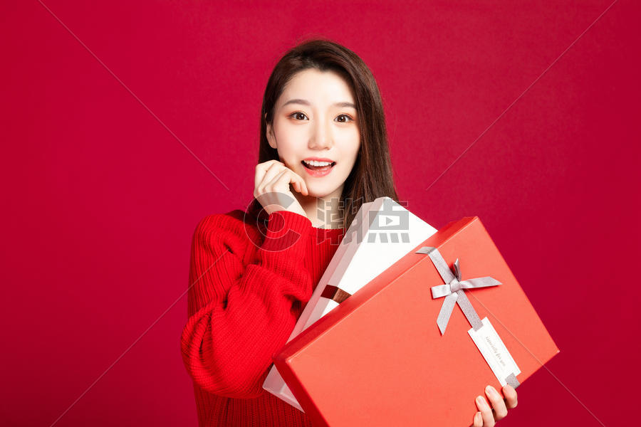 女生拿着礼物盒图片素材免费下载