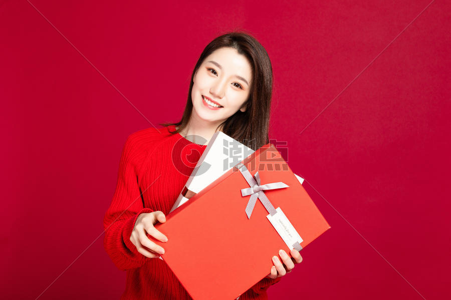 红衣服女生拿着礼物盒图片素材免费下载