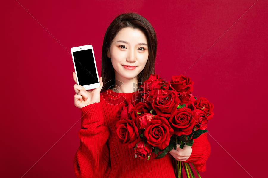 美女拿着花束和手机图片素材免费下载