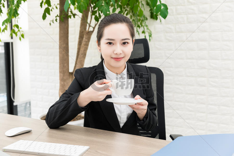 职场女性喝咖啡图片素材免费下载