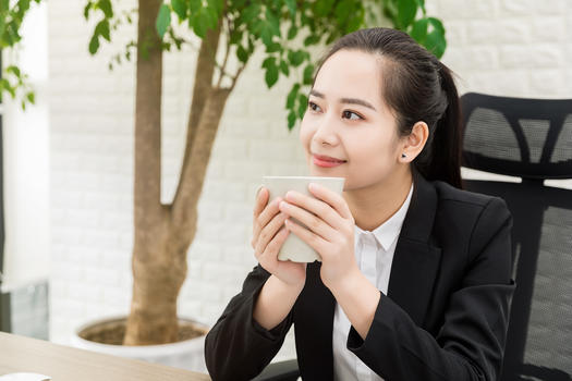 职场女性喝咖啡图片素材免费下载