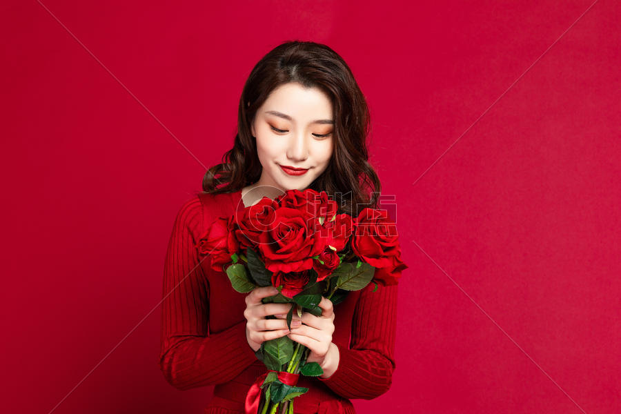 美女手捧玫瑰花图片素材免费下载