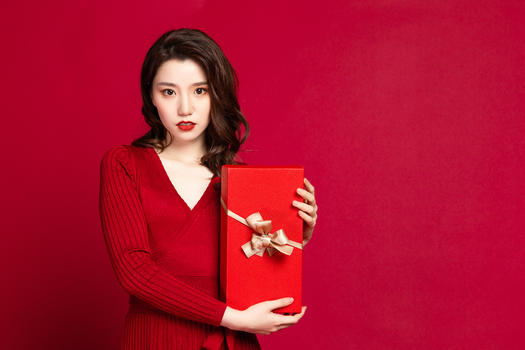 美丽女人抱着礼物盒图片素材免费下载