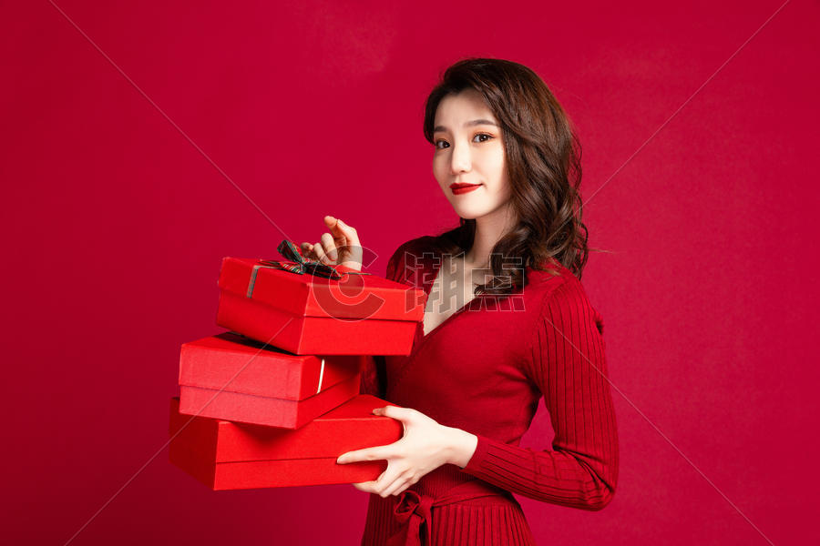 女性手拿红色礼品盒图片素材免费下载