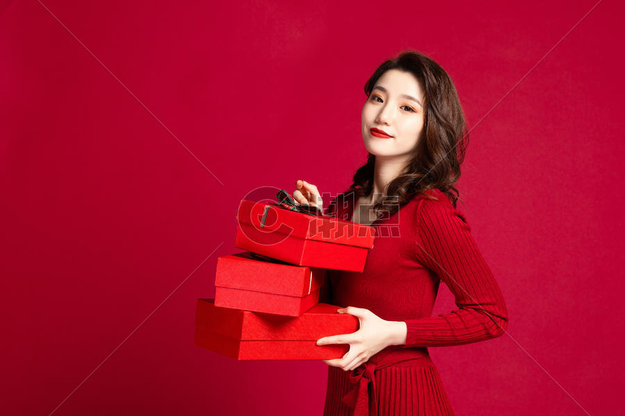 女性手拿红色礼品盒图片素材免费下载