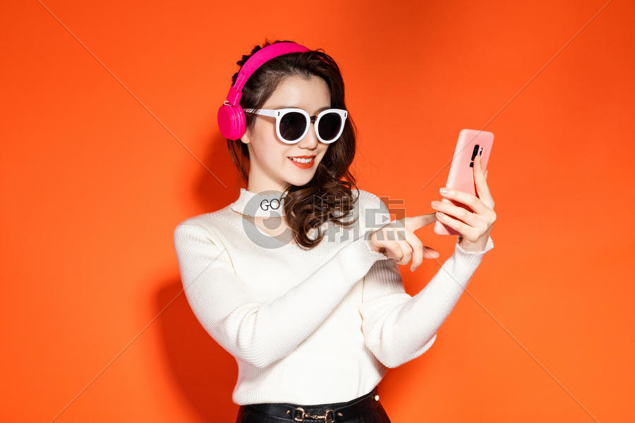 穿着时髦的女性拿着手机图片素材免费下载