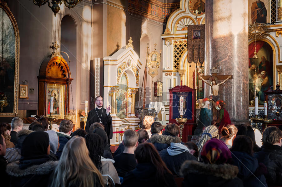 芬兰乌斯别斯基东正教堂法事图片素材免费下载