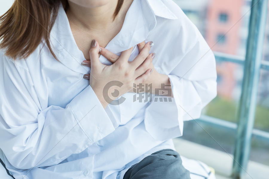 居家女性胸口疼痛图片素材免费下载