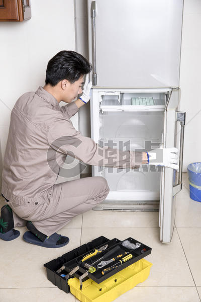 工人上门维修冰箱图片素材免费下载