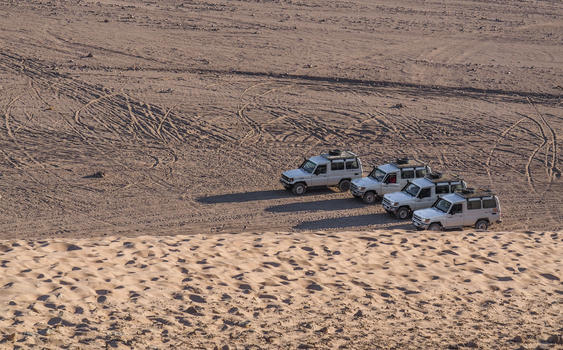 撒哈拉沙漠吉普车队图片素材免费下载